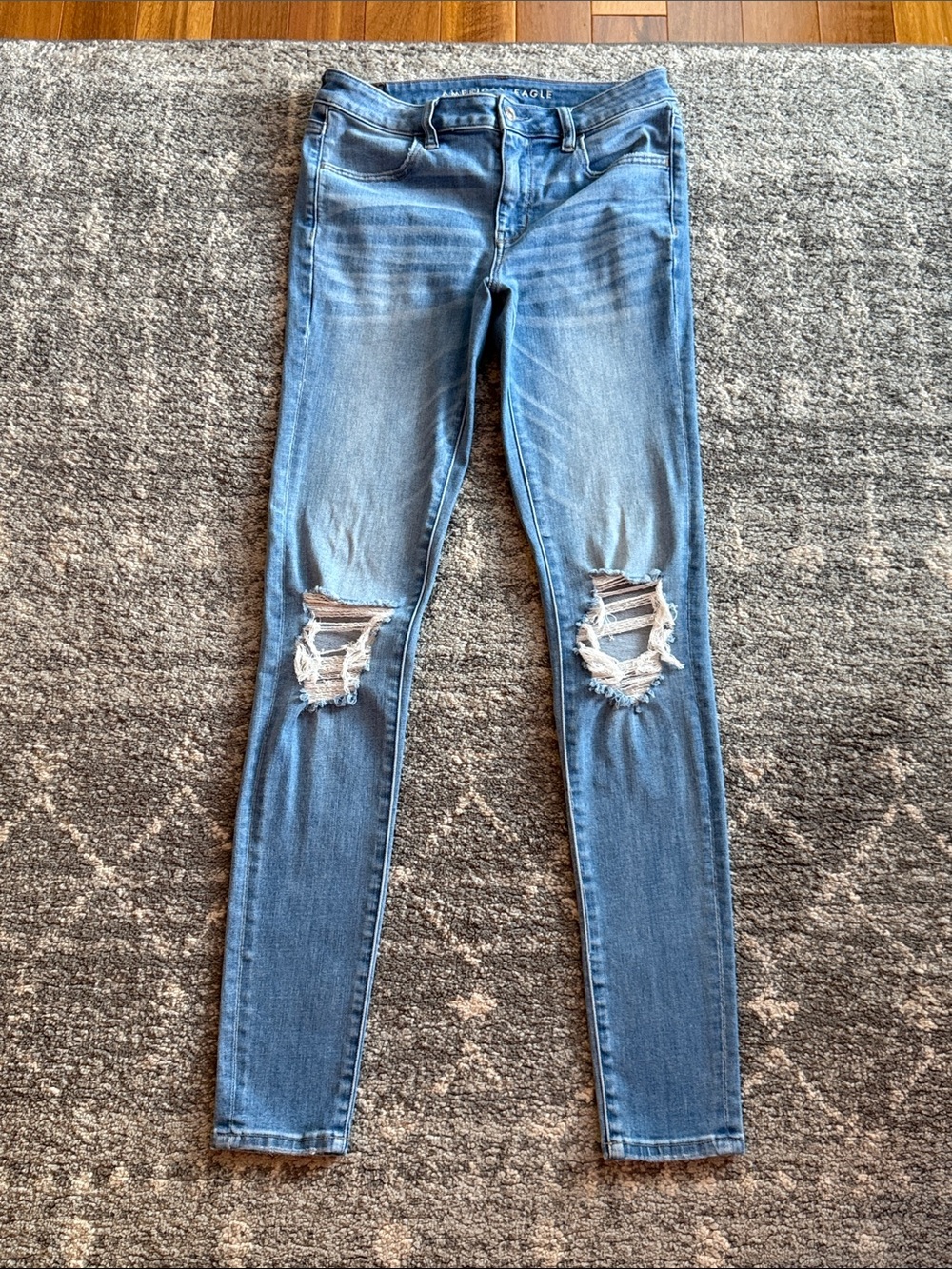 Like New 6 Extra Long Women’s American Eagle Light Blue Distressed Skinny Jean